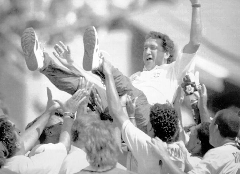 Brasile campione del mondo 1994: il selezionatore Carlos Alberto Parreira viene portato in trionfo